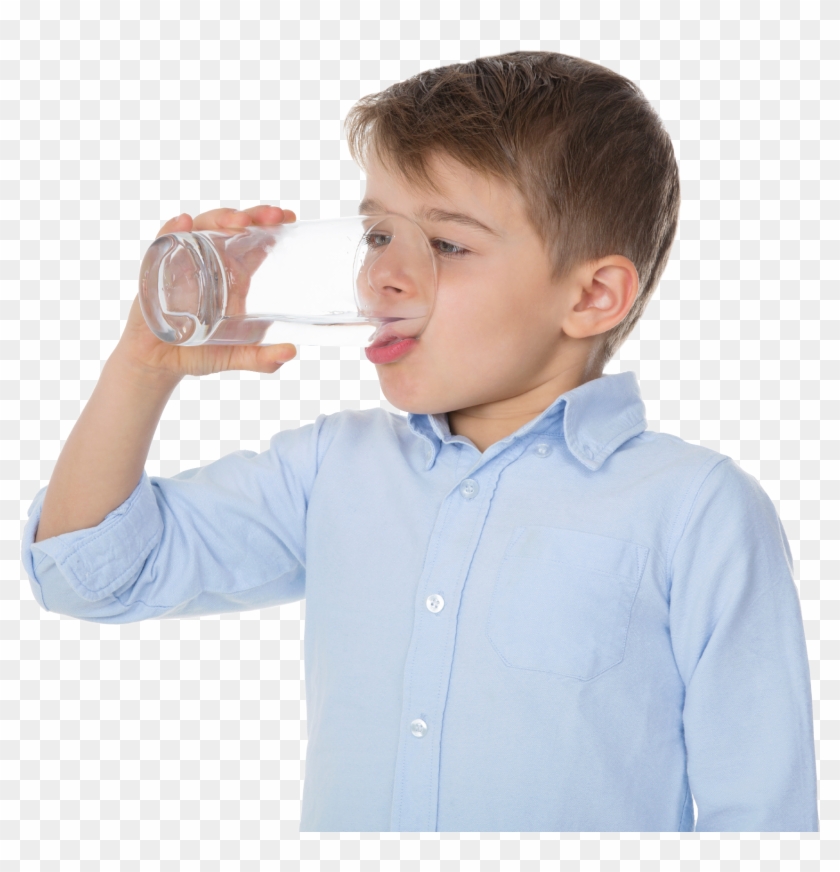Питье воды отзывы. Мальчик со стаканом воды. Ребенок со стаканом воды. Ребенок пьет воду. Мальчики в воде.